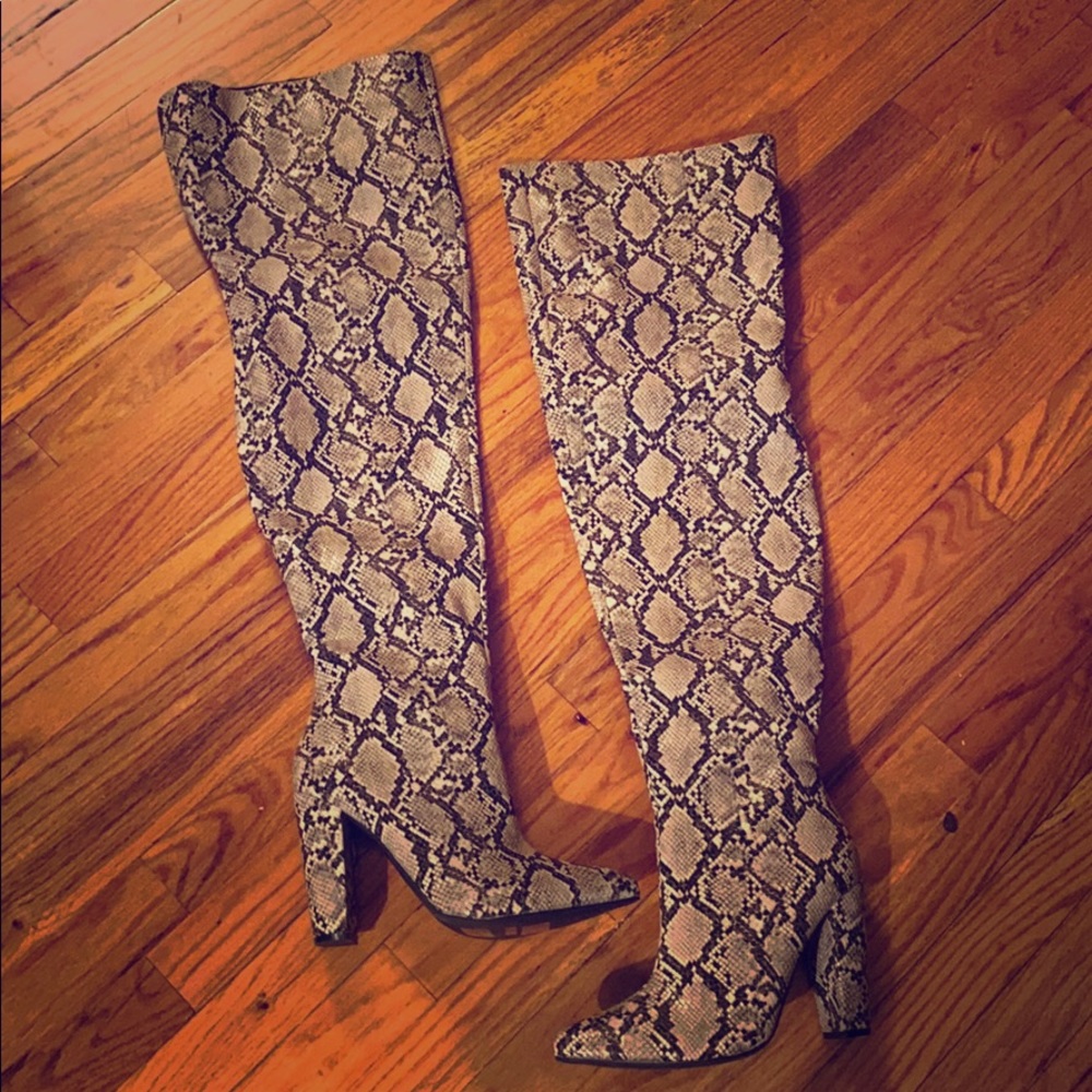Faux snakeskin  🐍 boots